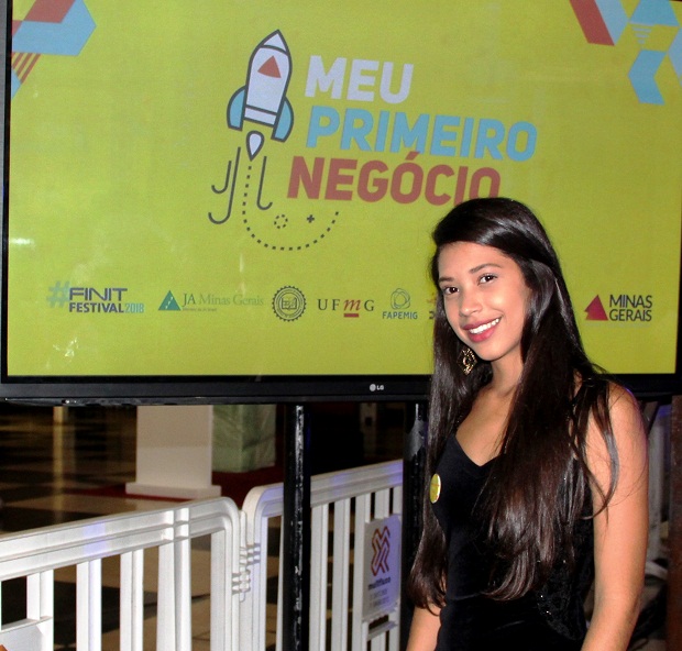 A aluna Bruna Ledos, da Escola Estadual Professora Inês Geralda, comemorou a formação no programa. Foto: Franciele Xavier (ACS/SEE)